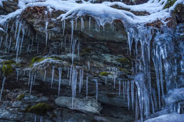Doğa arka plan üzerinde büyük soğuk buz sarkıtları