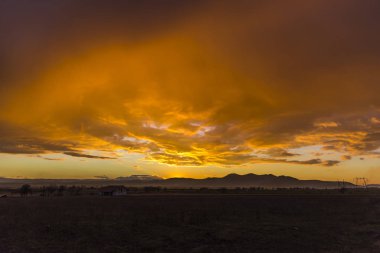 Bulutlu gökyüzü arka plan şaşırtıcı doğa manzaralı