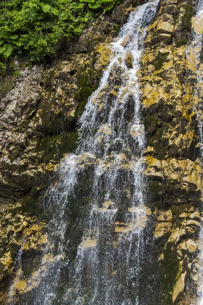Incrível Cachoeiras Vista Com Rochoso Montanha Fundo — Fotografia de Stock