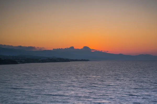 Pôr Sol Incrível Colorido Fundo Bastante Mar — Fotografia de Stock