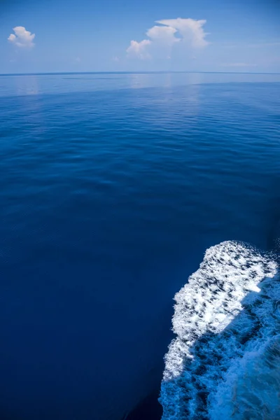 海の背景の青い熱帯水 — ストック写真