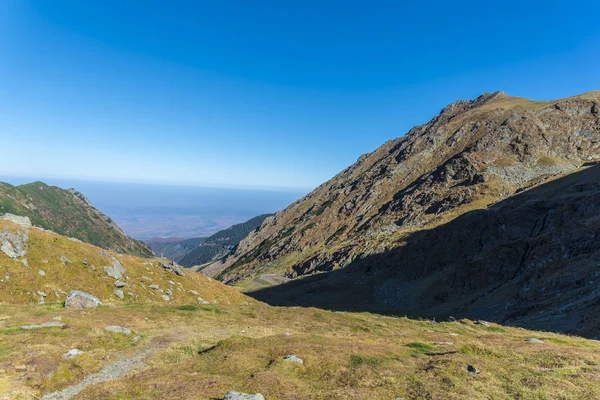 Fascynującym Widokiem Góry Natura Niebieskiego Nieba Deszczu — Zdjęcie stockowe