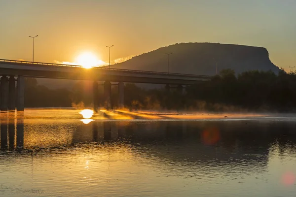 Increíble Puesta Sol Sobre Río Puente — Foto de Stock