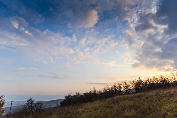 Prachtig Uitzicht Van Natuur Met Bewolkte Hemelachtergrond — Stockfoto