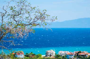 Yunanistan 'ın beton adasındaki deniz ve dağların havadan görünüşü