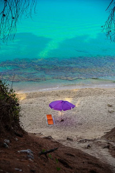 Plaj Sandalyesi Şemsiye Denizin Kumlu Sahillerinde — Stok fotoğraf