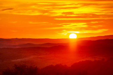 Dağlarda gün batımı