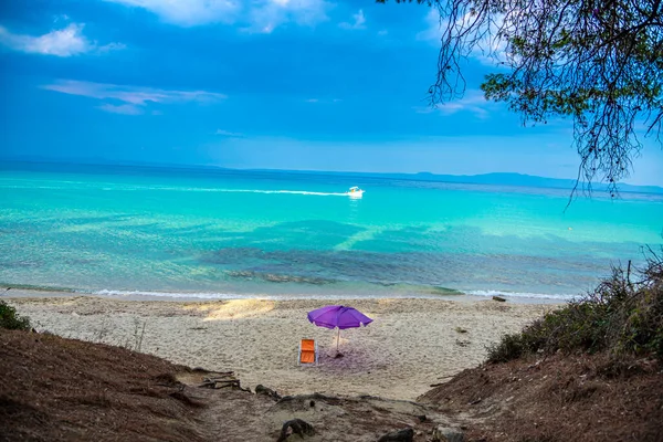 地中海の砂浜にあるビーチチェアと傘は — ストック写真