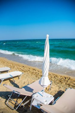Betonun tropikal adasında güzel plaj sandalyeleri