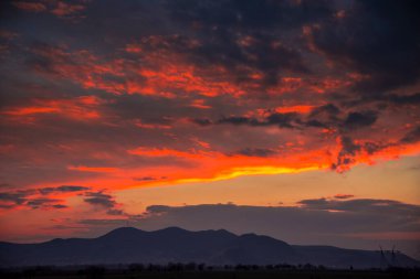 Dağlarda gün batımı