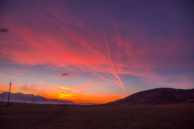 Dağların üzerinden gün batımı