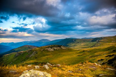 Bulutlu ve mavi gökyüzü olan dağ manzarası