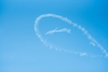 Mavi gökyüzünde uçan uçak