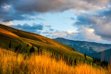 Dramatik bulutları olan güzel dağ manzarası