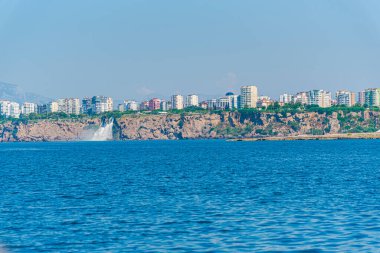 Deniz manzarası ve mavi gökyüzü