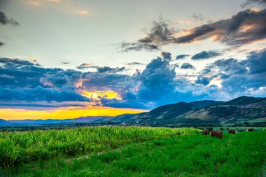 Dağın üzerinden gün batımı