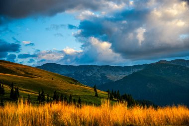 Dramatik bulutları olan güzel dağ manzarası