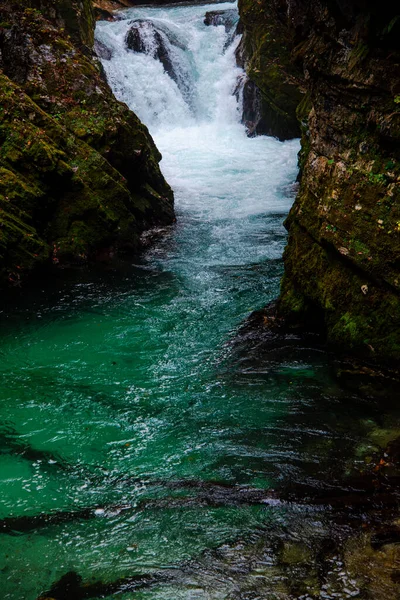 Córrego Montês Nas Montanhas Com Cachoeira — Fotografia de Stock