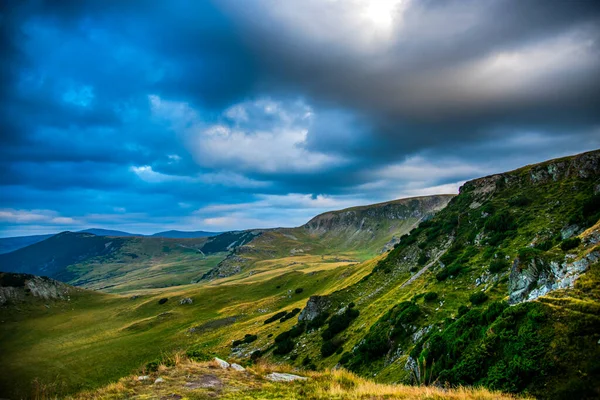 Bulutlu ve mavi gökyüzü olan dağ manzarası