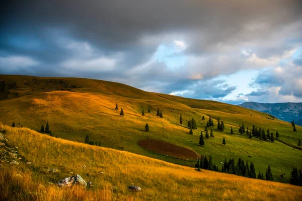 Beau Paysage Avec Montagnes Nuages — Photo