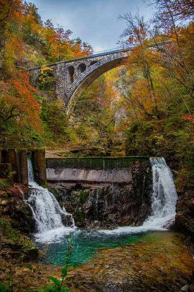 Herbstlandschaft Mit Wasserfall — Stockfoto