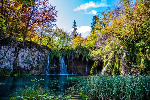 Gyönyörű Vízesés Plitvicei Nemzeti Parkban Horvátországban — Stock Fotó