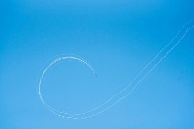 Mavi gökyüzünde uçan planeson