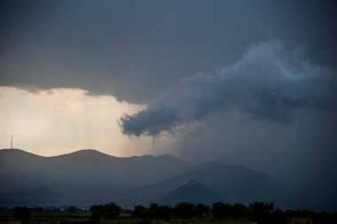 Bulutlardaki dağların manzarası