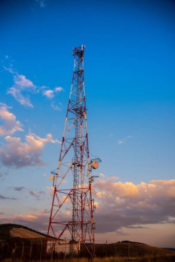 Mavi gökyüzü olan telekomünikasyon kulesi