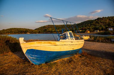 Denizde bir balıkçı teknesi