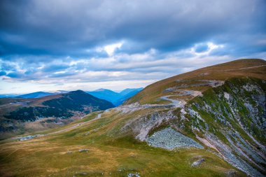 Bulutlu ve mavi gökyüzü olan dağ manzarası