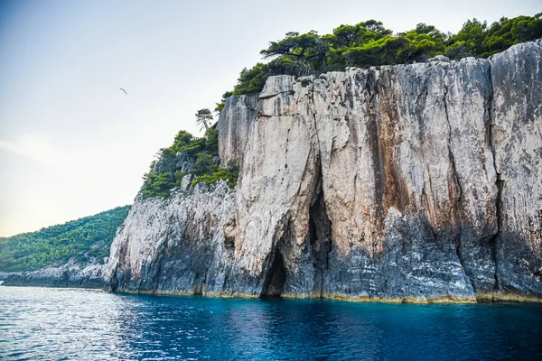 Kayalar ve dağlarla dolu güzel deniz manzarası