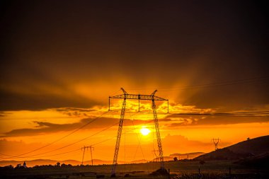 Elektrik, elektrik santrali gün batımında