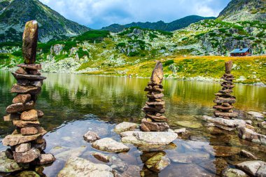 Tahta piramit, gölde yansıması var.