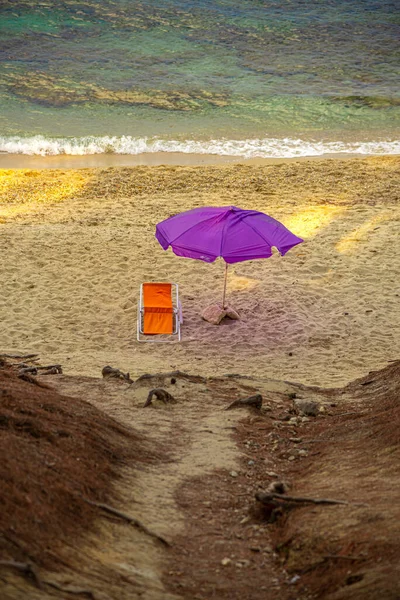Akdeniz Kumlu Sahillerinde Kumsal Şemsiyesi — Stok fotoğraf