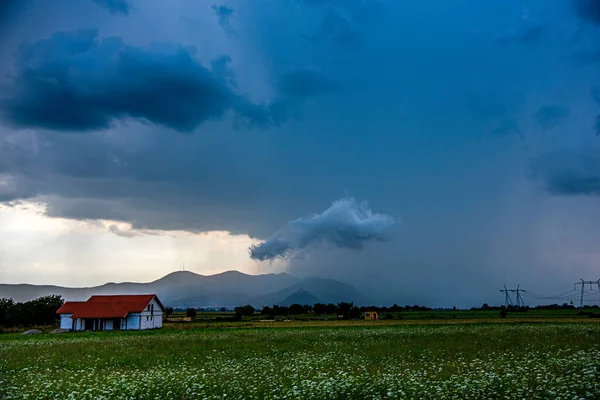 雲と雨に覆われた田園風景 — ストック写真