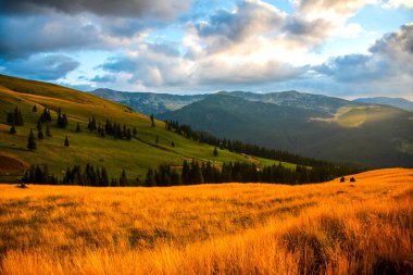 Bulutlu ve mavi gökyüzü olan dağ manzarası