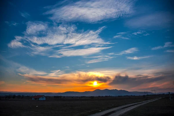 Tarlaların üzerinde günbatımı