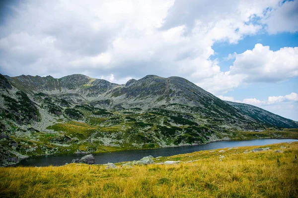 Paisagem Montanhosa Com Lago Montanhas — Fotografia de Stock