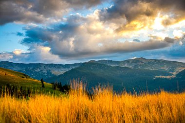 bulutlu ve güneş ışınlı güzel dağ manzarası