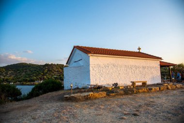 Yunanistan 'da deniz kenarındaki kilise