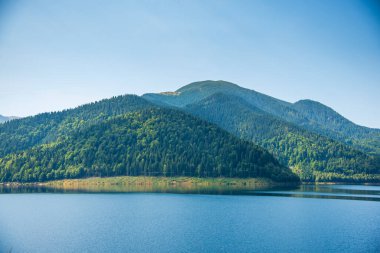 Dağlardaki dağ gölü