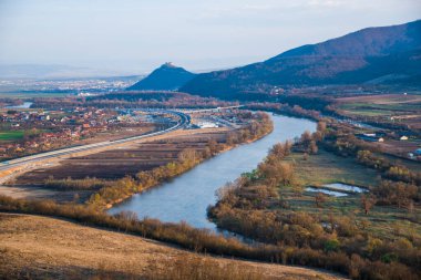 Romanya 'nın Deva kenti yakınlarındaki Mures nehir manzarası