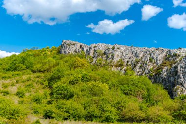 Mavi gökyüzü ve bulutlu dağ manzarası