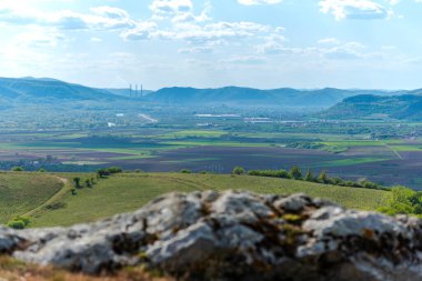 Dağların ve nehrin manzarası