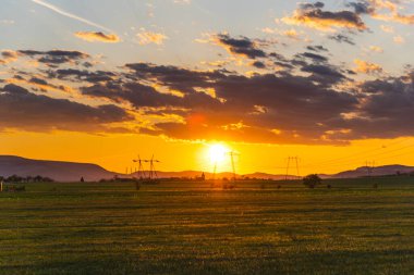 Elektrik direkleriyle günbatımı