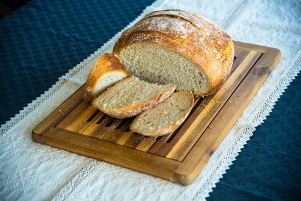 Vers Gebakken Brood Een Houten Plank — Stockfoto