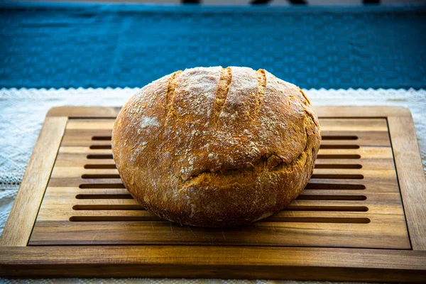 Färskt Bakat Bröd Träbord — Stockfoto
