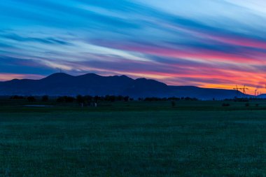 Gün batımında elektrik direkleri