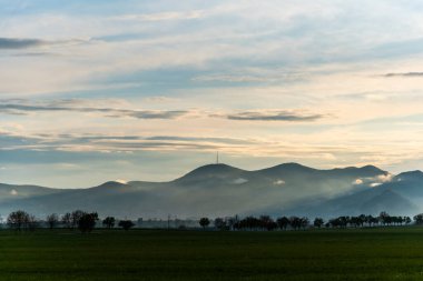 Sabahleyin dağların manzarası